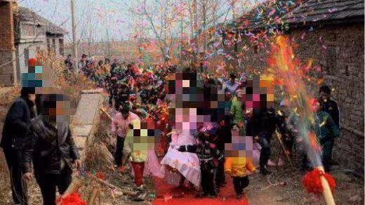 結婚後我把工資交給母親，老婆住院時去取錢，看到餘額我愣住了