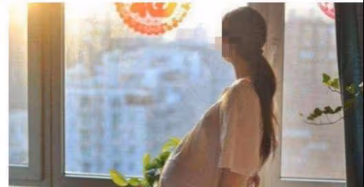 結婚後我把工資交給母親，老婆住院時去取錢，看到餘額我愣住了