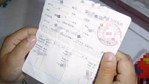 母親去世，嫂子拿走5萬，留給小叔子一間破房，三年後小叔子笑了