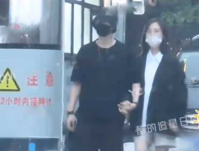 32歲男星被曝婚內出軌,與女演員當街牽手依偎,前妻發錄音開撕