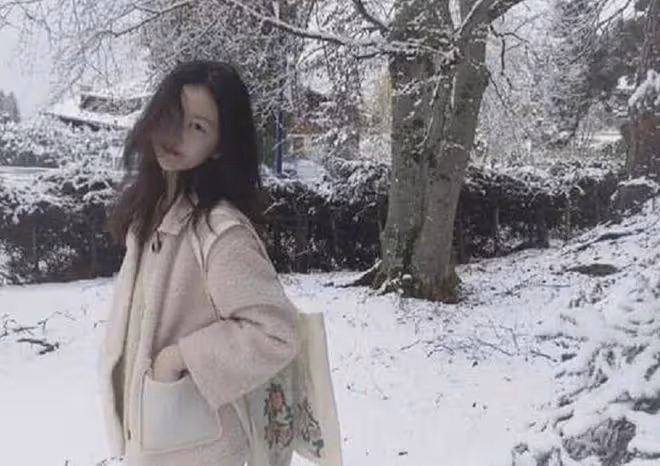 李嫣慶16歲生日辦小型聚會，穿紅衣自信秀美背，久居國外吃穿奢侈