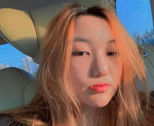 李嫣慶16歲生日辦小型聚會，穿紅衣自信秀美背，久居國外吃穿奢侈