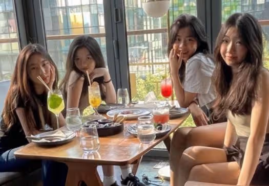 李嫣慶16歲生日辦小型聚會，穿紅衣自信秀美背，久居國外吃穿奢侈
