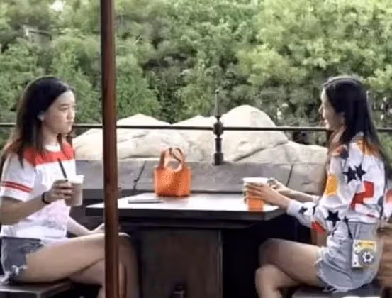 李嫣慶16歲生日辦小型聚會,穿紅衣自信秀美背,久居國外吃穿奢侈