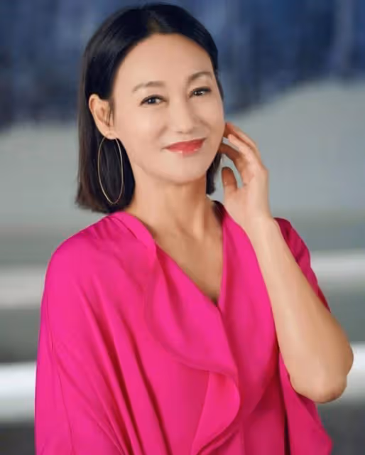 反差萌!62歲香港知名影后頭扎雙辮現身廣州飲茶,獲網友大讚可愛