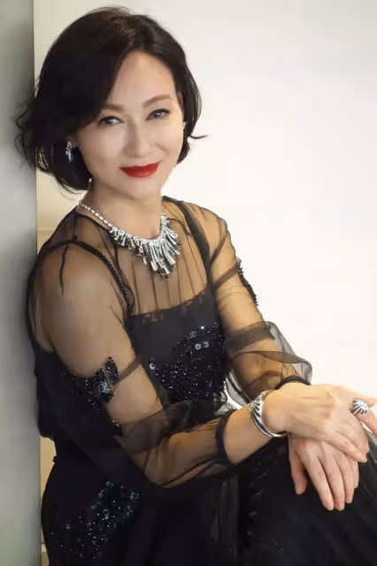反差萌!62歲香港知名影后頭扎雙辮現身廣州飲茶,獲網友大讚可愛