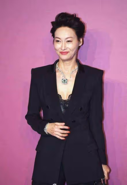 反差萌!62歲香港知名影后頭扎雙辮現身廣州飲茶,獲網友大讚可愛