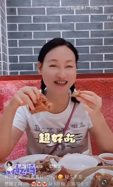 反差萌!62歲香港知名影后頭扎雙辮現身廣州飲茶,獲網友大讚可愛
