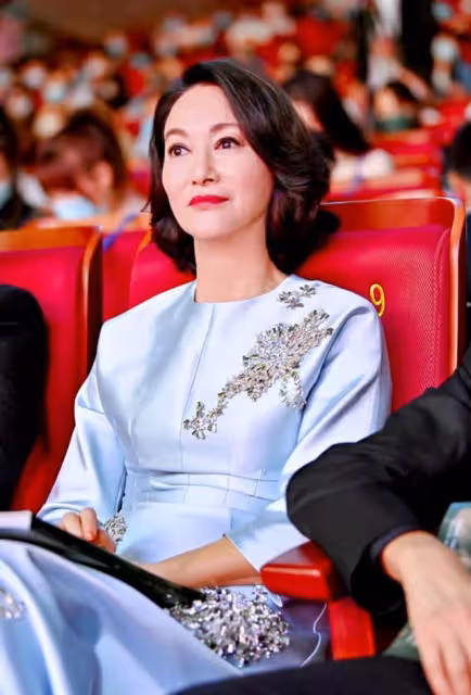 反差萌!62歲香港知名影后頭扎雙辮現身廣州飲茶,獲網友大讚可愛