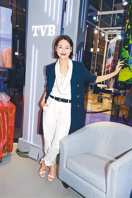 反差萌!62歲香港知名影后頭扎雙辮現身廣州飲茶,獲網友大讚可愛