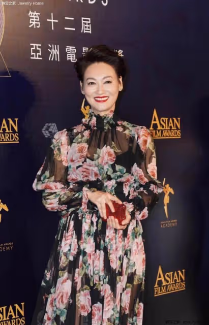 反差萌!62歲香港知名影后頭扎雙辮現身廣州飲茶,獲網友大讚可愛