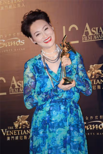 反差萌!62歲香港知名影后頭扎雙辮現身廣州飲茶,獲網友大讚可愛