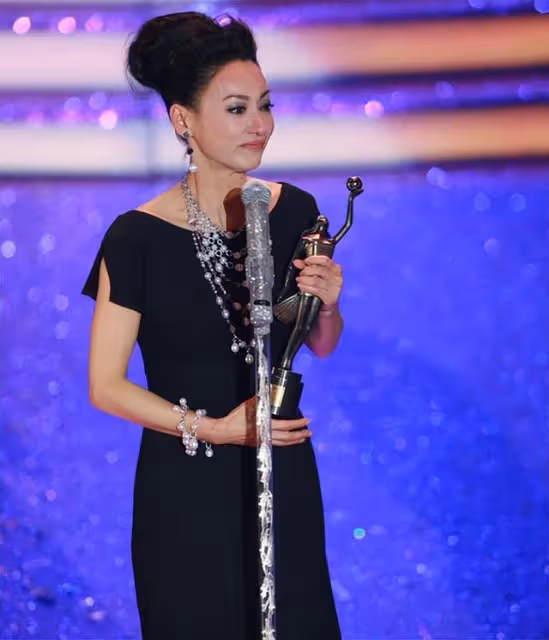 反差萌!62歲香港知名影后頭扎雙辮現身廣州飲茶,獲網友大讚可愛