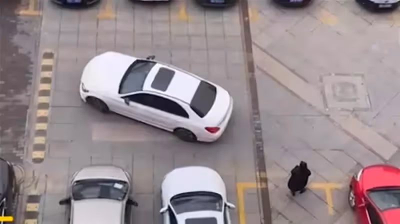 大媽為兒子人肉占車位,白車司機態度和善好心溝通,無奈大媽太強硬惡語相向,下秒一套瀟灑操作引全網讚