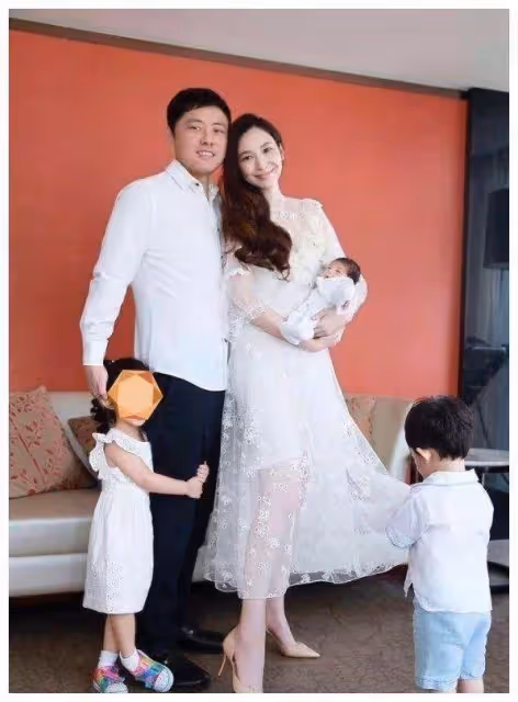 43歲吳佩慈連生四胎卻未拿到「豪門通行證」,女神素顏變路人,模樣變化大 網友感歎:豪門不易