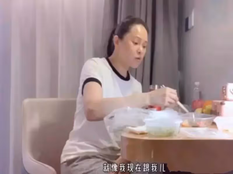 54歲伊能靜開始接受自己「變老」的事實!素顏直懟鏡頭,網贊:真實一點不裝