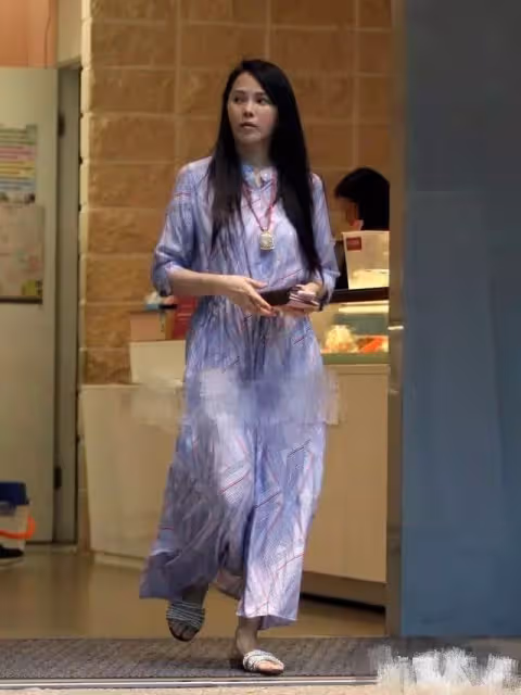 54歲伊能靜開始接受自己「變老」的事實!素顏直懟鏡頭,網贊:真實一點不裝