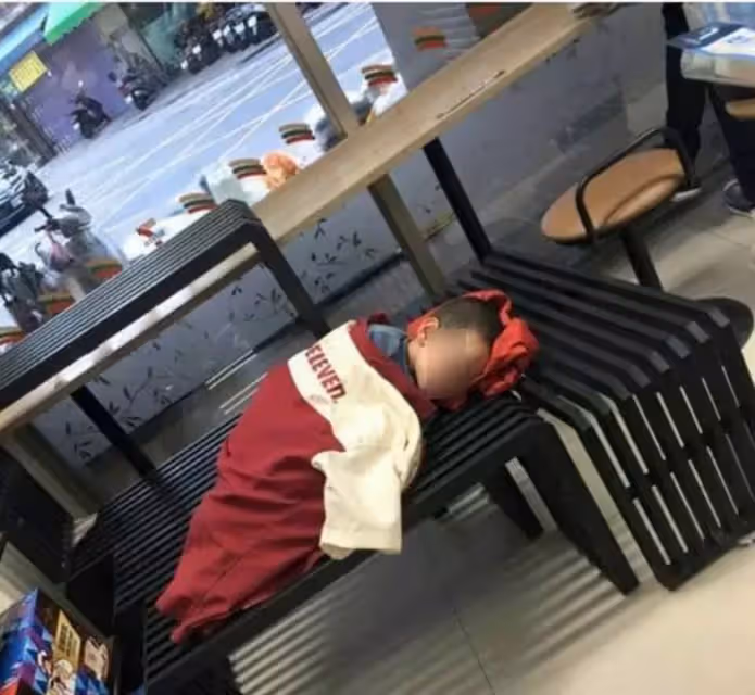 父在店外施工,將熟睡兒放在超商,暖心店員用制服當被蓋在男孩身上:想起小時和爸媽東奔西跑的日子