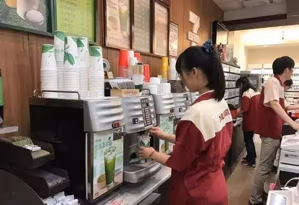 父在店外施工,將熟睡兒放在超商,暖心店員用制服當被蓋在男孩身上:想起小時和爸媽東奔西跑的日子