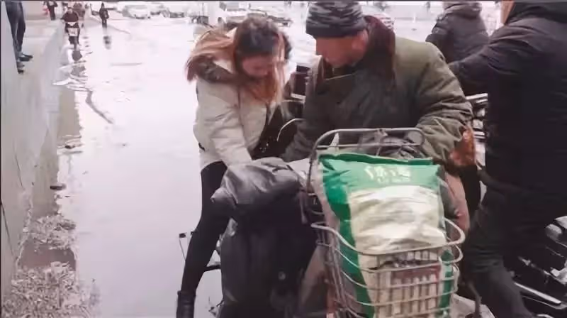 父在店外施工,將熟睡兒放在超商,暖心店員用制服當被蓋在男孩身上:想起小時和爸媽東奔西跑的日子