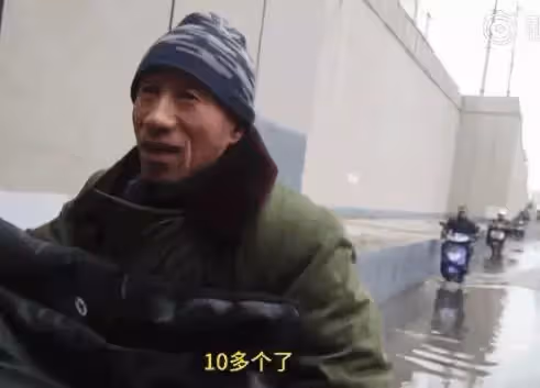 父在店外施工,將熟睡兒放在超商,暖心店員用制服當被蓋在男孩身上:想起小時和爸媽東奔西跑的日子