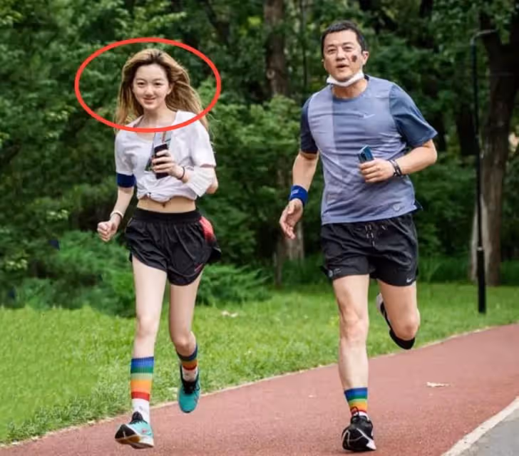 有種「驚豔」叫李嫣摘掉兔唇,顏值氣質不輸王菲, 網友:美到我了
