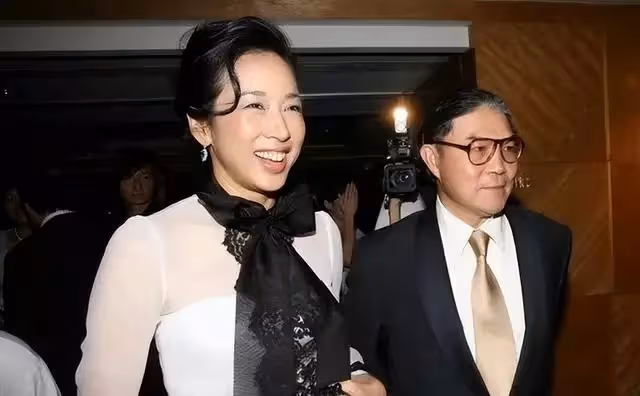 陪他白手起家!他為娶「最美港姐」拋棄髮妻 兒子拒絕繼承百億家產「連結婚都不請他」