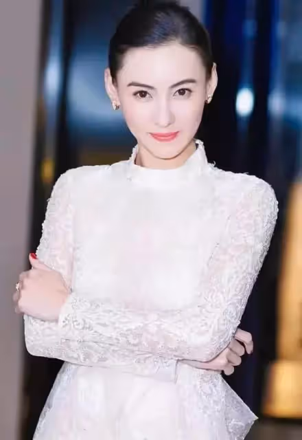 張柏芝慶42歲生日!兩兒子「正面照」曝光,長得帥氣卻不像謝霆鋒