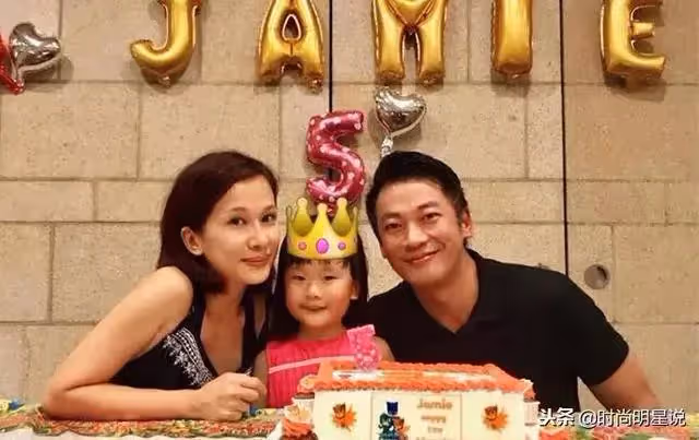 天生娃娃臉,嫁入豪門卻要靠佘詩曼救濟,42歲被老公寵成公主.