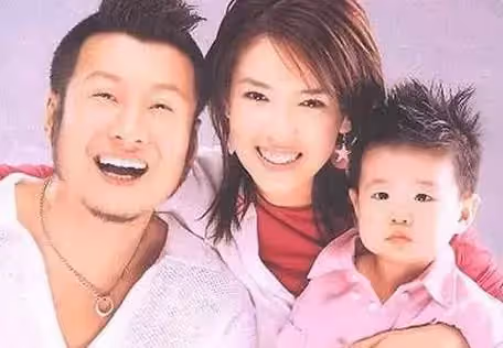 老公再三偷吃!林美貞不再忍受「決心失婚」為母自強「斥資200萬當老闆」和19歲兒一起生活:「兒子寵我寵成情人!」