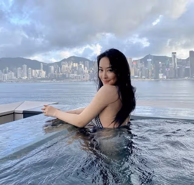 香港知名女星被質疑整容!錄視頻鼻子變長鼻翼變窄,臉部也變僵硬