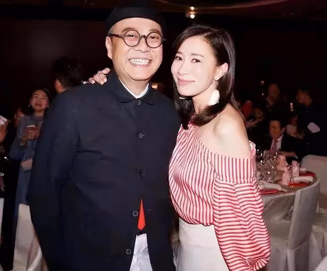 歐陽震華連續11年為佘詩曼慶生,摟肩貼臉顯親密,祝對方早日脫單