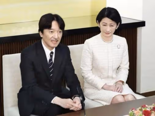 紀子罕見發火，拒絕閃光燈拍攝，皇嗣妃扛不住強大壓力