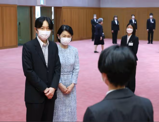 紀子罕見發火，拒絕閃光燈拍攝，皇嗣妃扛不住強大壓力