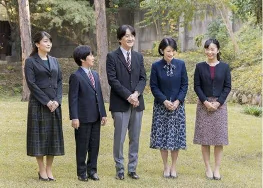 紀子罕見發火，拒絕閃光燈拍攝，皇嗣妃扛不住強大壓力