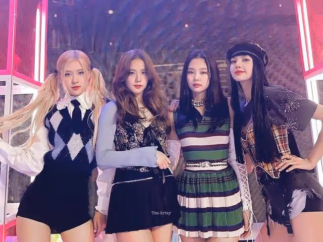 Blackpink出道初期大片VS最新大片，眼神氣場大變，從青澀到沉穩