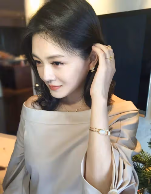 45歲大s近照顏值重回巔峰！暴風減重30kg，居然比小s更像妹妹，網友：根本「重回杉菜」
