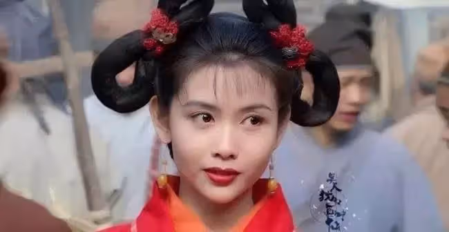 邱淑貞女兒真會挑衣，穿紅色絲巾上衣秀身材哪像90後，網友：比媽媽美