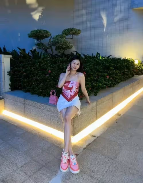 邱淑貞女兒真會挑衣，穿紅色絲巾上衣秀身材哪像90後，網友：比媽媽美