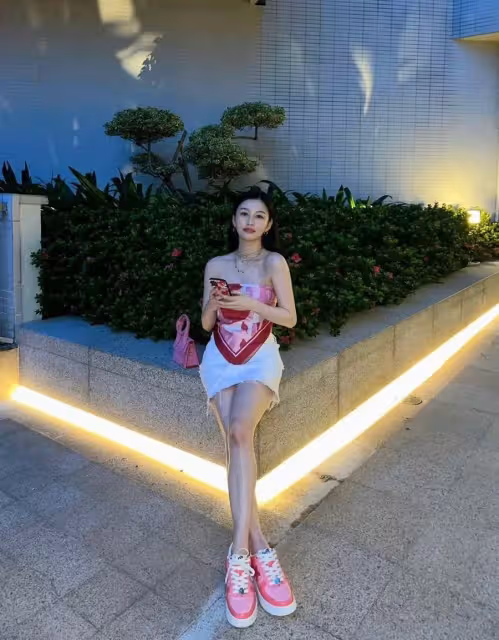 邱淑貞女兒真會挑衣，穿紅色絲巾上衣秀身材哪像90後，網友：比媽媽美