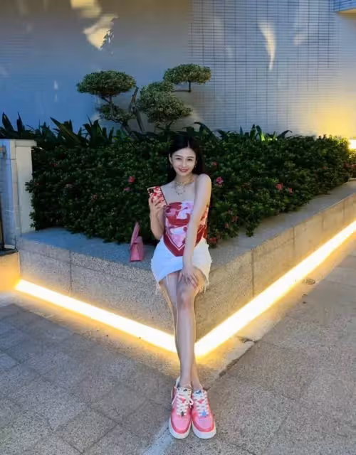 邱淑貞女兒真會挑衣，穿紅色絲巾上衣秀身材哪像90後，網友：比媽媽美
