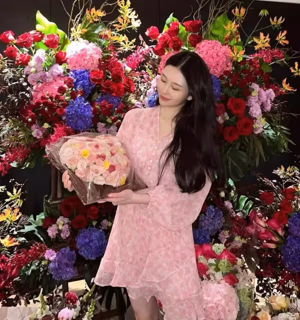 邱淑貞女兒真會挑衣，穿紅色絲巾上衣秀身材哪像90後，網友：比媽媽美