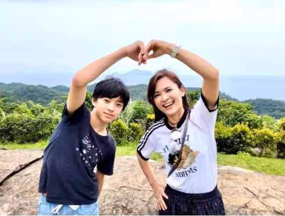 「最美氣象主播」王淑麗，獨創「花10年走遍144鄉鎮」報氣象「罕吐父親惡行」淚言：幸有老公一路支持