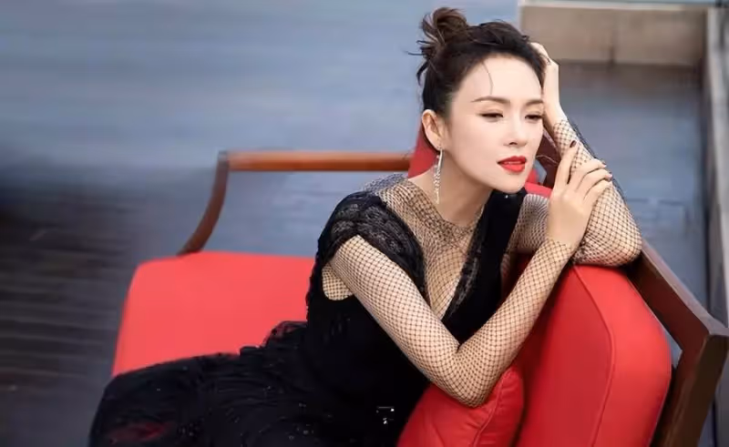 章子怡戛納全英文致辭真霸氣！穿黑裙顯東方美，太給亞洲女性長臉