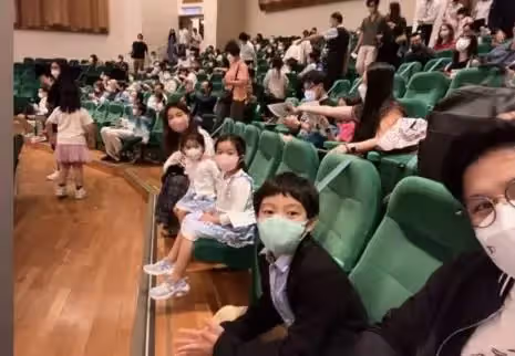 家族爭產風波平息,霍啟剛心情大好,帶著郭晶晶跟孩子聽音樂會