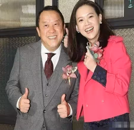 有種「驚艷」叫做49歲曾寶儀!臉角皺紋叢生,面色紅潤氣質極佳,不婚不孕專心享受生活,網友:太像翻版曾志偉