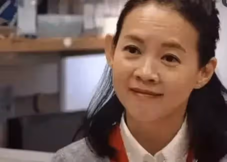 有種「驚艷」叫做49歲曾寶儀!臉角皺紋叢生,面色紅潤氣質極佳,不婚不孕專心享受生活,網友:太像翻版曾志偉
