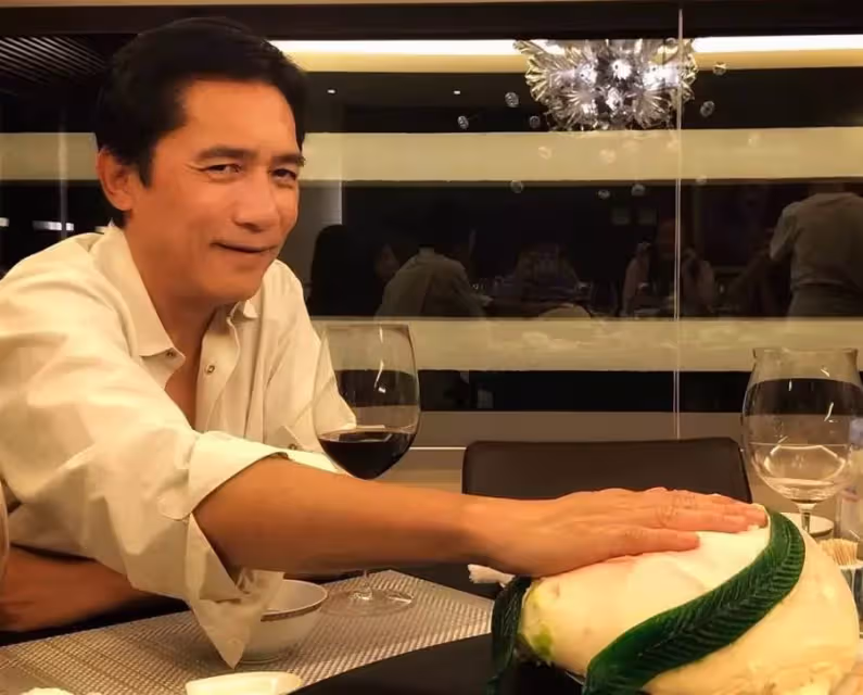 梁朝偉不食人間煙火?買樓買一堆,汽車發燒友,還送老婆古董珠寶,網友:有錢真好