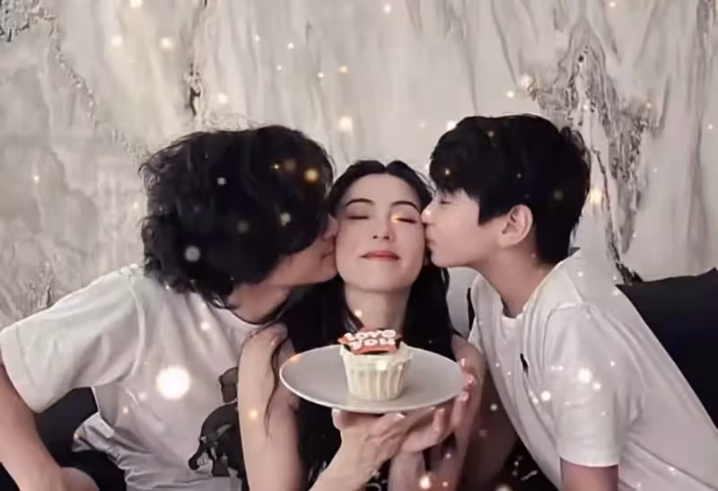 張柏芝倆兒子近照曝光!一個像爸一個隨媽,母子同框慶生超幸福,網友:張柏芝幸福得笑彎了嘴角