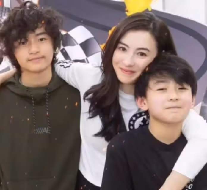 張柏芝倆兒子近照曝光!一個像爸一個隨媽,母子同框慶生超幸福,網友:張柏芝幸福得笑彎了嘴角